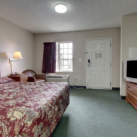 Intown Suites Extended Stay Raleigh Nc - Capital Blvd Kültér fotó